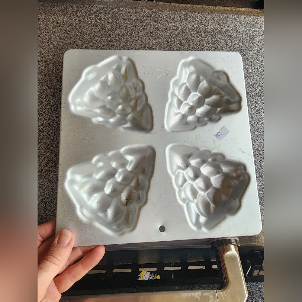 1990 Wilton tree cake pan